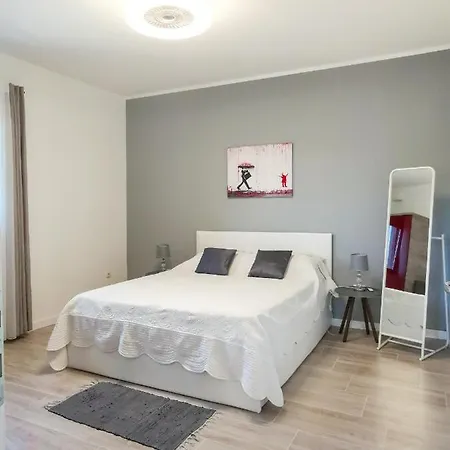 Piero, Privlaka *